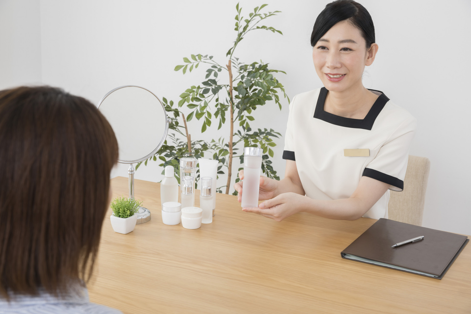 東京の百貨店で美容部員経験を積んだ講師の説得力ある指導